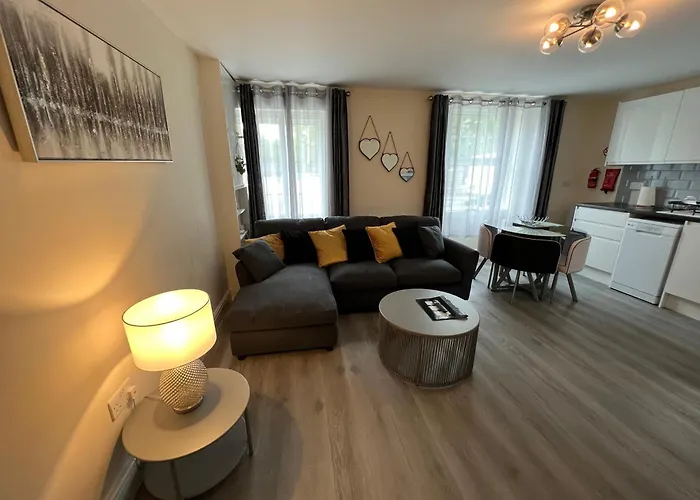 Ground Floor 2 Bedroom Apt, Onsite Parking, Edge Of Glastonbury And Street