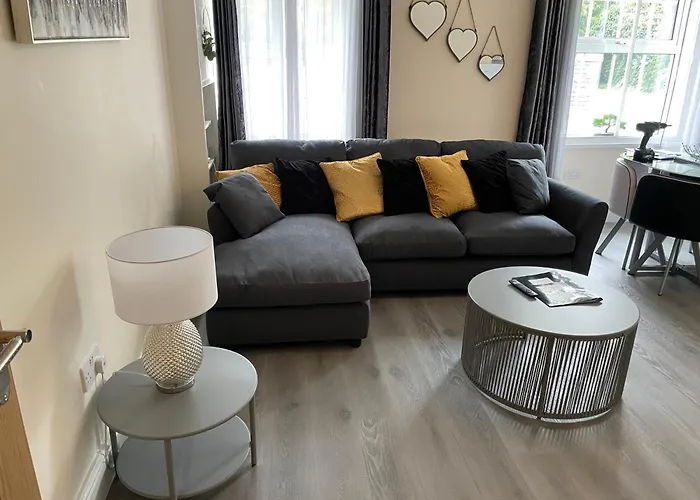 Ground Floor 2 Bedroom Apt, Onsite Parking, Edge Of Glastonbury And Street