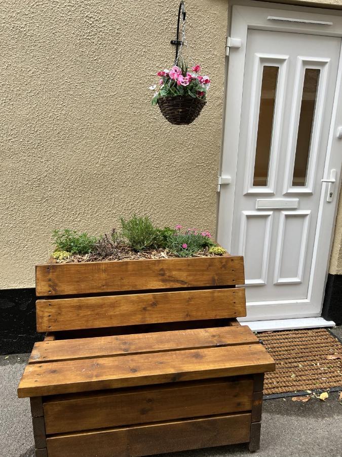 Ground Floor 1 Bedroom Apt With Parking, Edge Of Glastonbury And Street