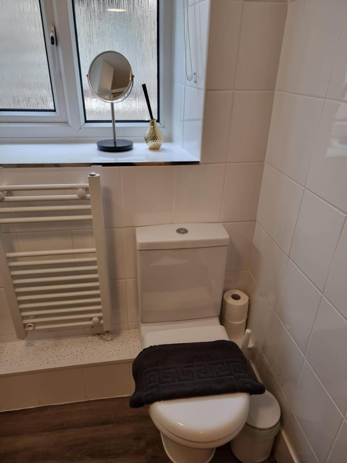 Ground Floor 1 Bedroom Apt With Parking, Edge Of Glastonbury And * Street