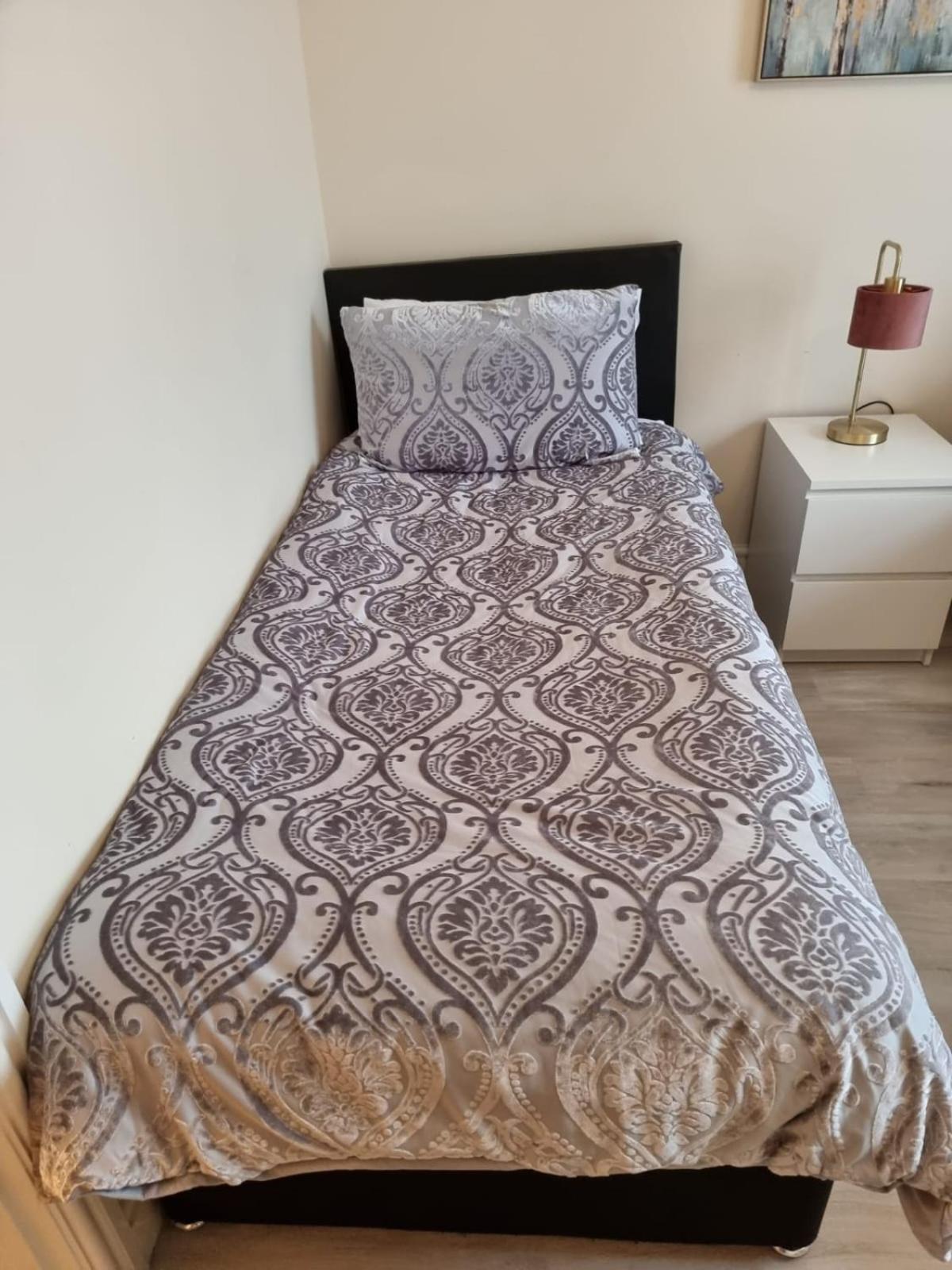 Ground Floor 1 Bedroom Apt With Parking, Edge Of Glastonbury And