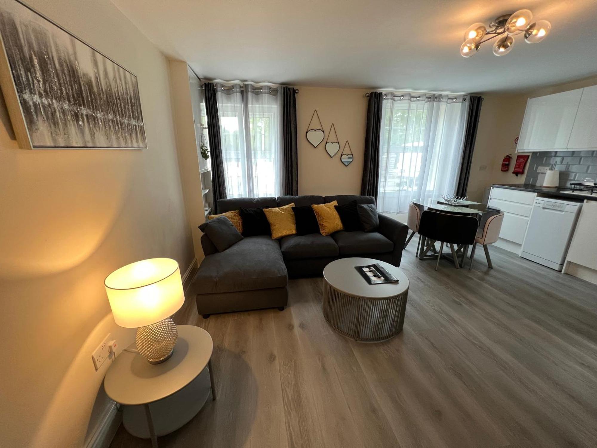 Ground Floor 1 Bedroom Apt With Parking, Edge Of Glastonbury And Apartment *